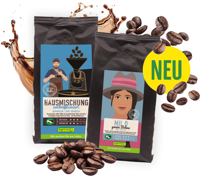 Neuprodukt Rapunzel Kaffee entkoffeiniert und Kaffee mild. Zwei verschiedene Kaffeepackungen. Eine Packung mit Kaffee mild und eine Kaffee Hausmischung entkoffeiniert. Außenrum sind Kaffeebohnen zu sehen.