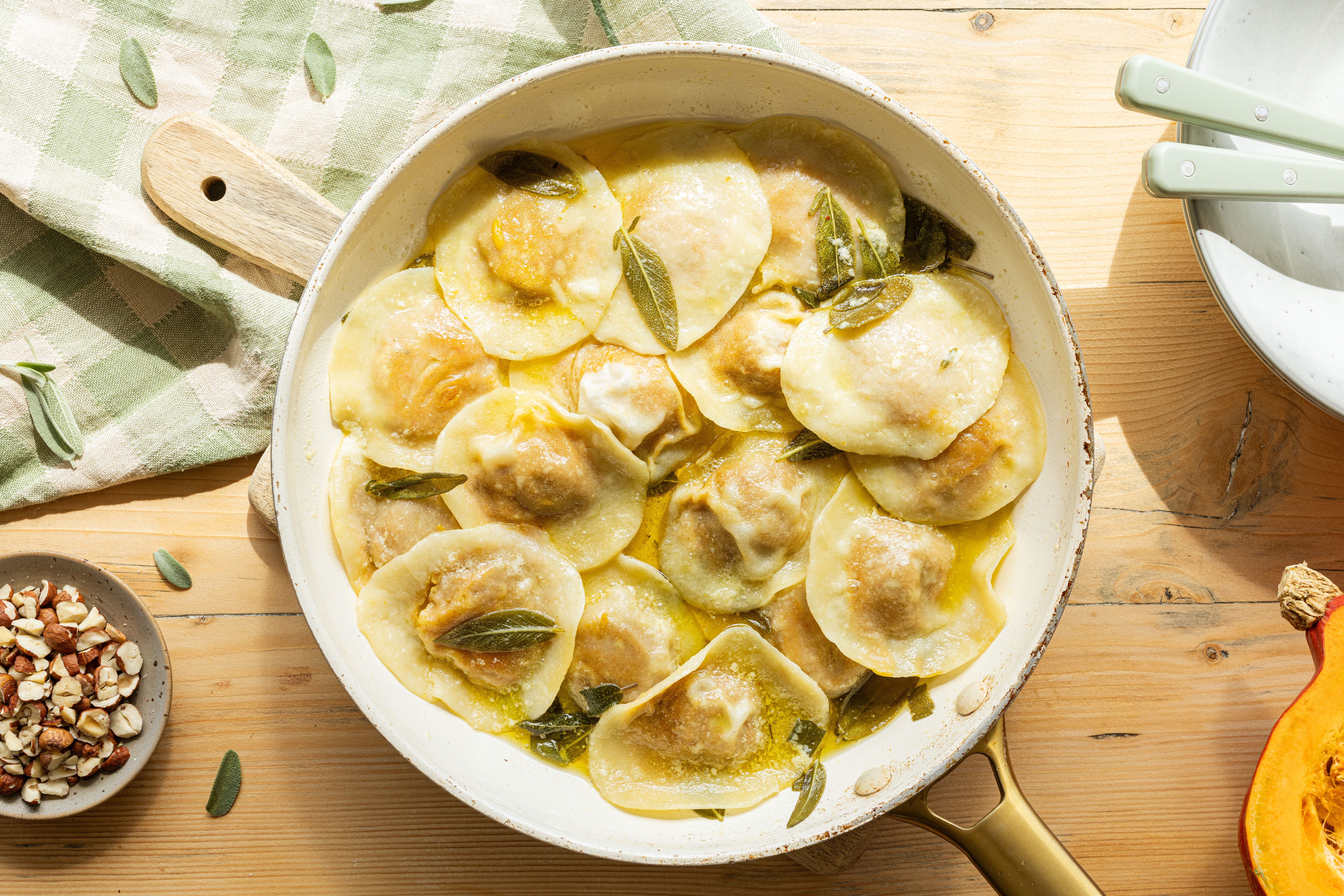 Ein Teller voll mit Kürbis Ravioli mit Salbeibutter